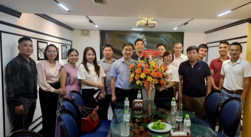 Phó CT Quận Phó chủ tịch Quận, ông Nguyễn Quốc Hoàn cùng đại diện phòng Văn Hoá Quận đến tặng hoa và chúc mừng Hiệp Hội Du Lịch Quận Hoàn Kiếm nhân ngày 9/7. Ngày thành lập Du Lịch Việt Nam